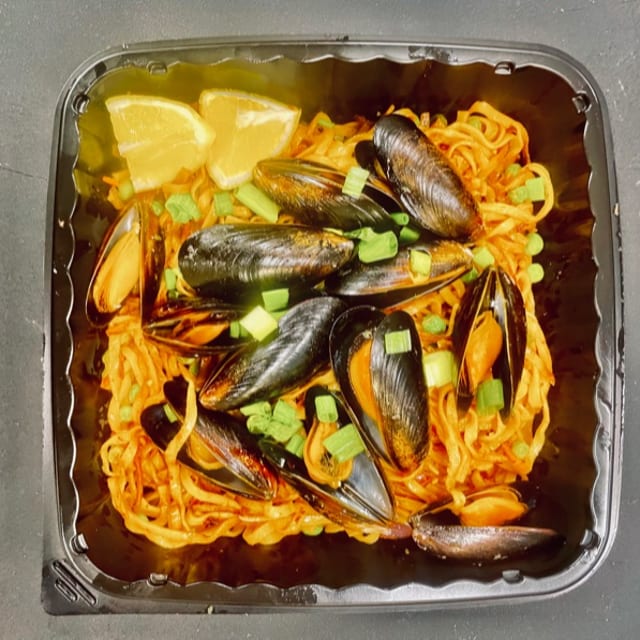 Hibachi Fried Noodles w/Mussels.